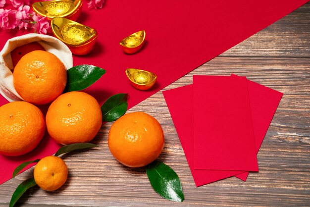 Ano novo chinês, oferecendo envelope vermelho e laranja, a tradução do texto aparece na imagem: prosperidade, rica e saudável