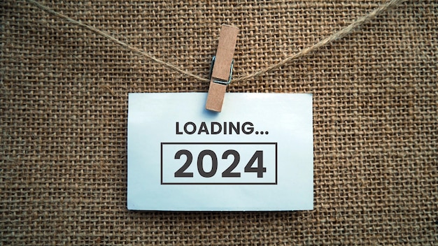 Ano Novo de 2024 Carregando barra de carregamento com blocos de madeira 2024 em fundo azul