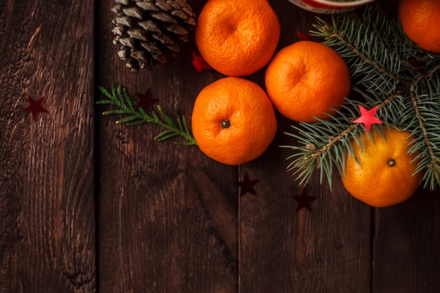 Ano novo de Natal com tangerinas, chá e doces em cima da mesa. inverno ainda. foco seletivo. copyspace