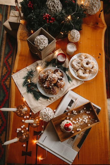 Ano novo de natal decorado cupcakes em uma mesa