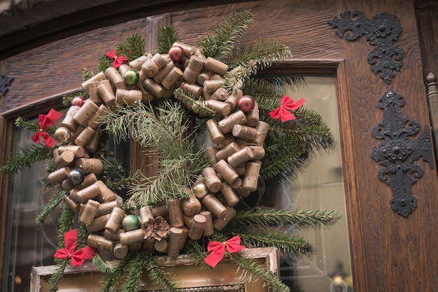 Ano novo e decorações de natal em uma porta