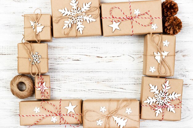 Ano Novo e Frame de Natal Composição artesanal embaladas caixas de presentes de Natal com decoração em fundo branco com espaço de cópia vazio para o seu texto acima vista plana