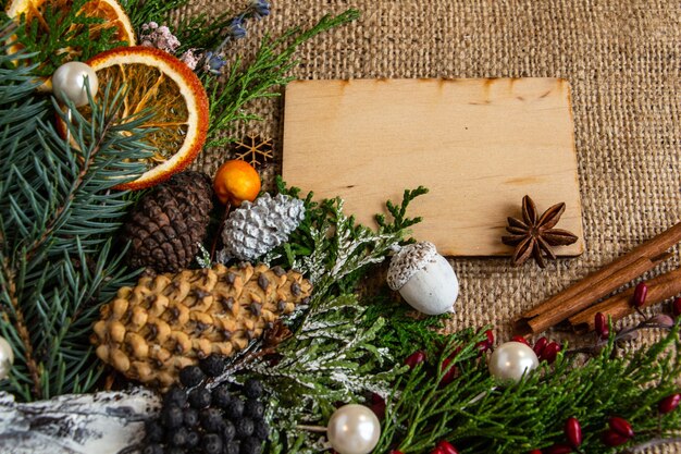 Ano novo e Natal composição cartão de madeira em um fundo de serapilheira plana leigos cópia espaço t ...