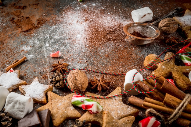 Ano novo, guloseimas de Natal, doces. Xícara de chocolate quente com marshmallow frito, biscoitos estrela de gengibre