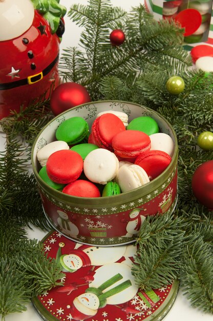 Ano novo natal papai noel com biscoitos e uma árvore de natal em um fundo branco