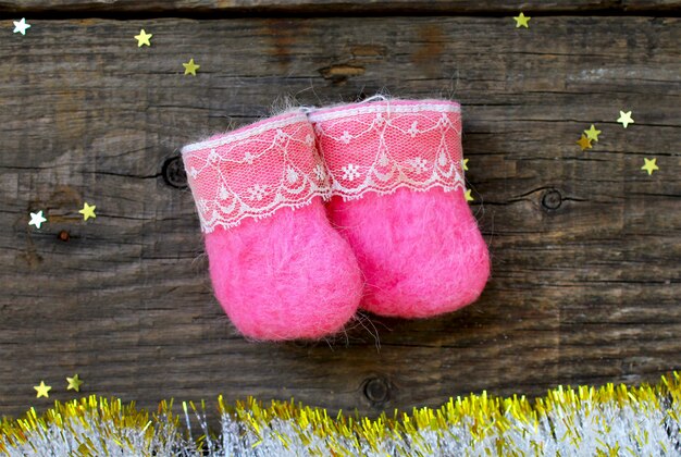 Ano novo rosa sentiu botas de brinquedo da árvore de natal