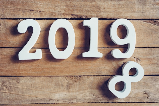 Foto año nuevo 2019 palabra en mesa de madera. concepto de año nuevo