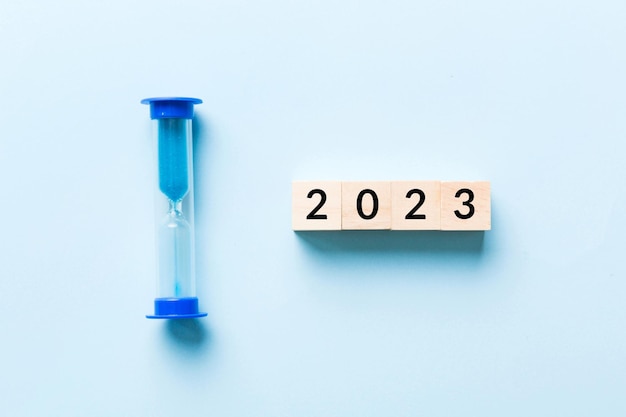 Año Nuevo 2023 temporizador de arena Resolución plan de tiempo meta motivación reiniciar cuenta regresiva y conceptos de vacaciones de Año Nuevo Reloj de arena con número 2023
