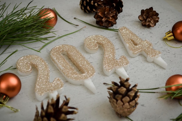 año nuevo 2024 conos de juguetes de Año Nuevo se encuentran sobre un fondo blanco