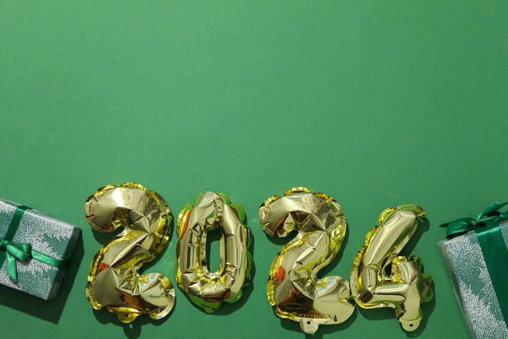 Año nuevo 2024 con globos dorados con regalos.