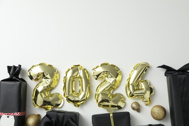 Año nuevo 2024 con globos dorados con regalos.