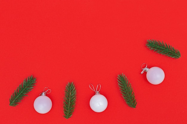 Año Nuevo blanco vacaciones bolas y ramas de abeto. Decoración de Navidad con espacio de copia para postal o invitación. Concepto creativo de celebración mínima para Navidad.