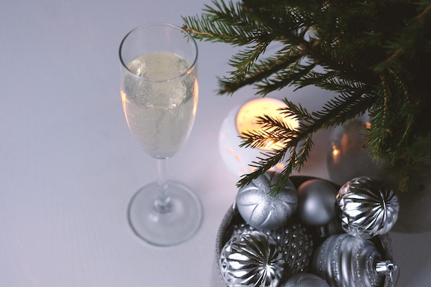 Año nuevo celebrando la copa de vino y la decoración del hogar en la mesa