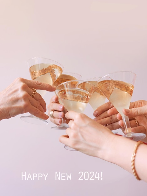 Año nuevo celebrando las manos con copas de vino espumoso blanco Navidad familia amigos celebran
