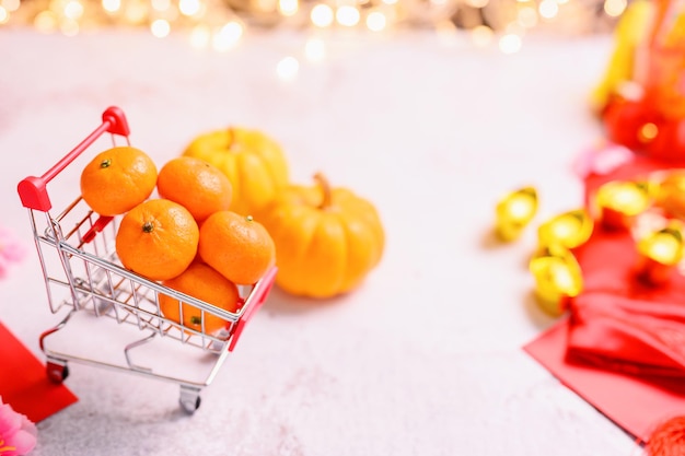 Año Nuevo chino, camión de compras con lingotes de oro naranja y chino, estilo asiático tradicional (texto extranjero significa bendición y suerte)