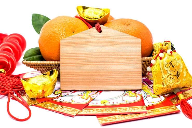 Foto año nuevo chino, lingotes de oro naranja y china, estilo asiático tradicional (texto extranjero significa bendición y suerte) aislado sobre fondo blanco.