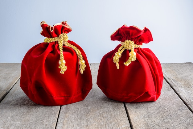 Foto año nuevo chino tela roja o bolsa de seda, ang pow de la suerte