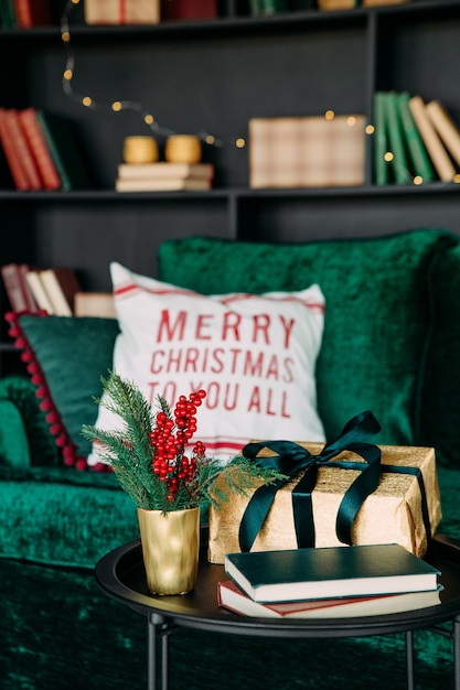 Año nuevo decoración navideña interior de lujo terciopelo sofá gabinete estanterías negro verde estilo exquisito