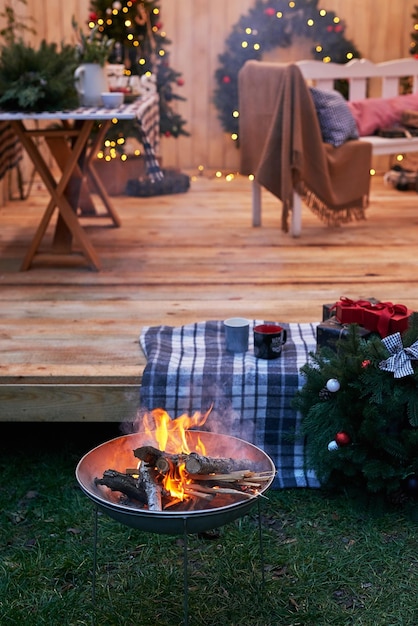 Año nuevo y decoraciones navideñas para el patio trasero Corona de árbol de Navidad y regalos Vacaciones de invierno y cele