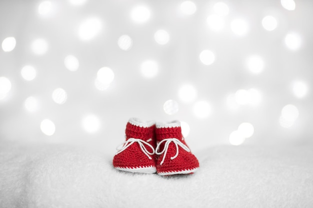 Año nuevo escrito cordones de zapatos para niños y chupete sobre fondo de madera vieja Imagen tonificada