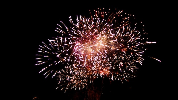 Foto año nuevo festival y aniversario hermosos fuegos artificiales brillan todo el cielo en la noche