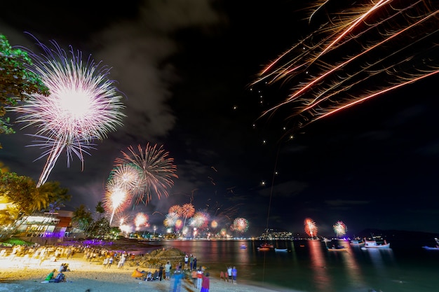 Año nuevo festivo con fuegos artificiales Gente celebrando el día de año nuevo