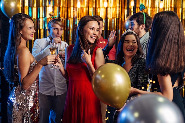 Año nuevo. Grupo de personas celebrando la fiesta de Navidad.