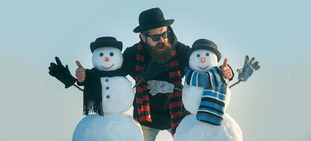 Año nuevo invierno banner gracioso invierno hombre de nieve con sombrero jugar con muñeco de nieve al aire libre hombre con muñeco de nieve en wi