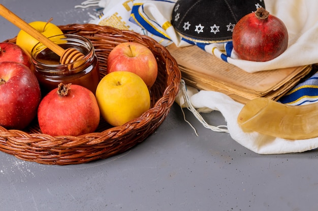 Un año nuevo judío con miel para la festividad de la manzana y la granada de Rosh Ha Shana oraciones judías