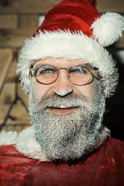 Año nuevo, navidad e invierno, sonriente, barbudo, santa claus, en, anteojos, con, congelado, barba, esperar