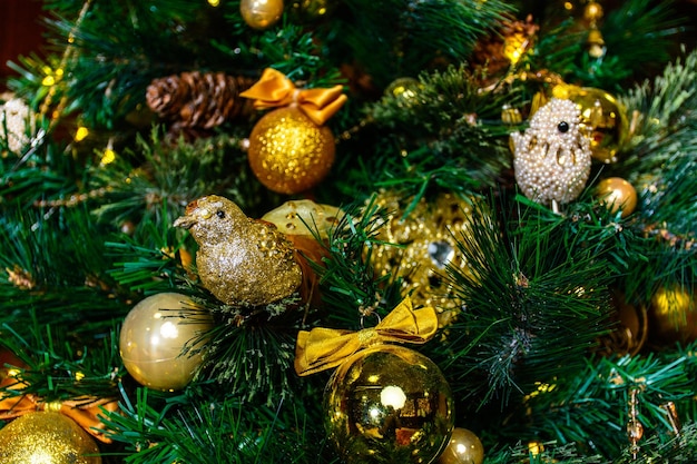 Año nuevo y Navidad Juguetes de Navidad en un árbol de Navidad verde conos y guirnaldas