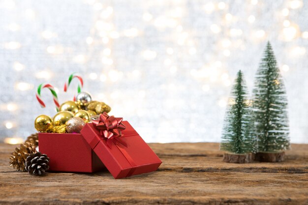 El año nuevo navideño con el regalo presente de fondo del árbol de pino celebra el tiempo de feliz ocasión especial