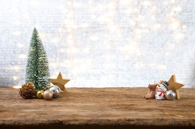 El año nuevo navideño con el regalo presente de fondo de pino celebra el tiempo de feliz ocasión especial