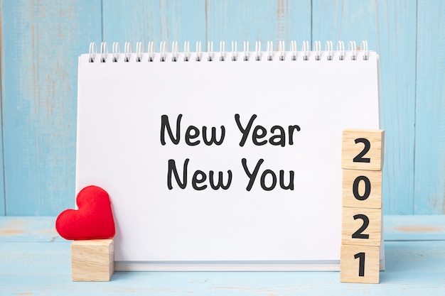 Año nuevo New You palabras y cubos con decoración en forma de corazón rojo