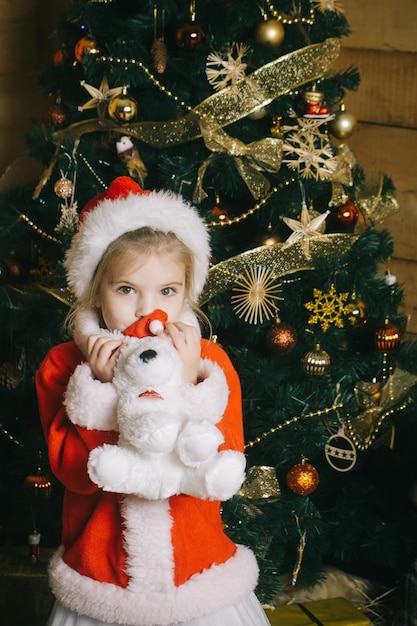 Año nuevo niña con sombrero.