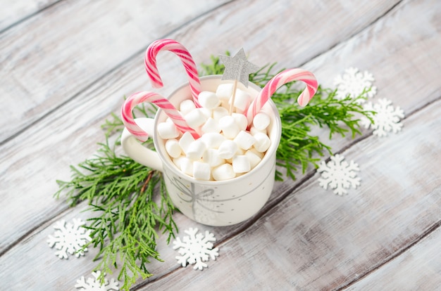 Año nuevo o navidad. Composición con malvaviscos y bastones de caramelo sobre un fondo de madera.