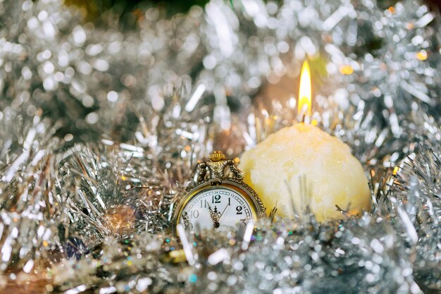 Año nuevo y víspera de navidad decoración navideña y reloj vintage y vela