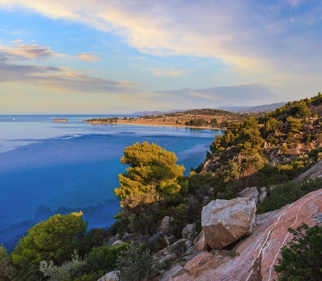 Anochecer costa del Mar Egeo y playa Kastri Verano vista superior Nikiti Sithonia Halkidiki Grecia