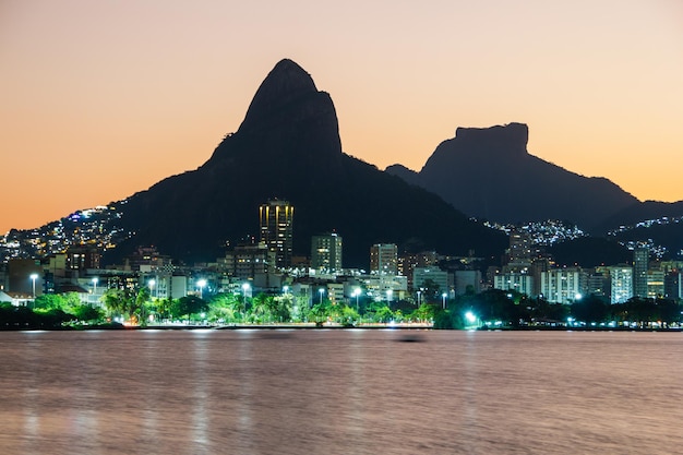 Anochecer en la laguna Rodrigo de Freitas en Río de Janeiro, Brasil