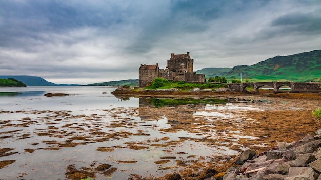 Anochecer sobre el lago en el castillo de Eilean Donan Escocia