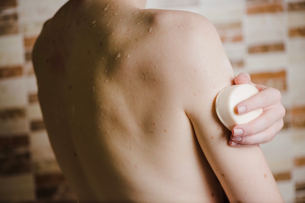 Foto anónimo mujer tomando ducha