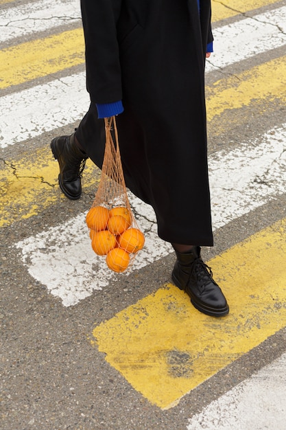 Anonyme Frau, die frische Orangen hält