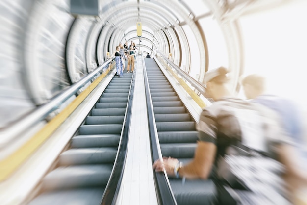 Anonyme Leute, die auf eine Rolltreppe eilen