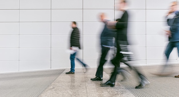 anonyme menge verschwommener geschäftsleute