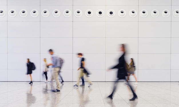 Anonyme Menge von Geschäftsleuten im Saal einer modernen Messe