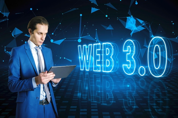 Anonymes und modernes Internet-Technologiekonzept für Kryptowährung mit Geschäftsmann, der ein digitales Tablet auf digitalem blauem Hintergrund mit Web-30-Zeichen und Kristalleffekt verwendet