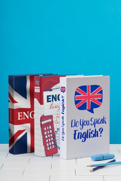 Foto anordnung der englischen bücher auf weißer oberfläche