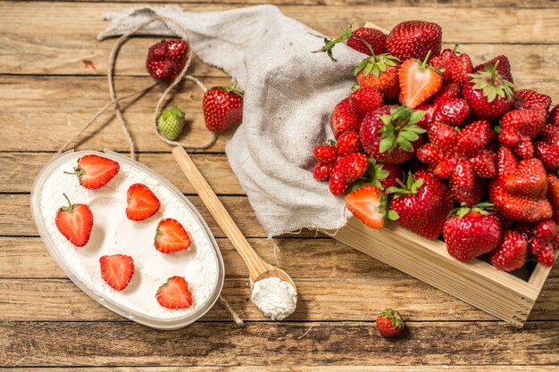 Anordnung mit frischen erdbeeren auf holztisch