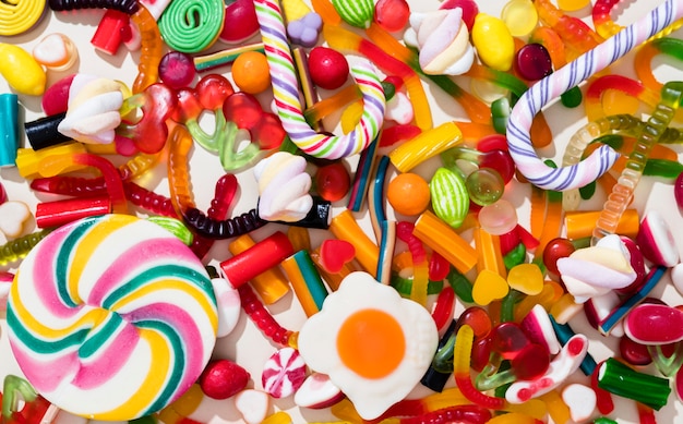 Foto anordnung verschiedenfarbiger bonbons