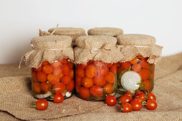 Anordnung von Gläsern mit eingelegten Tomaten